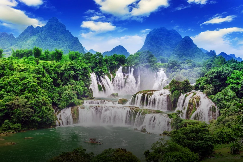 德天跨国瀑布的层叠水流与喀斯特群山